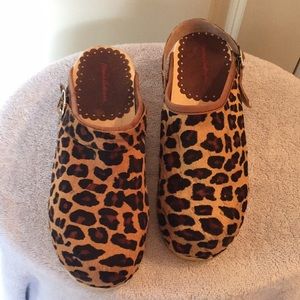 Hanna Andersson leopard print clogs